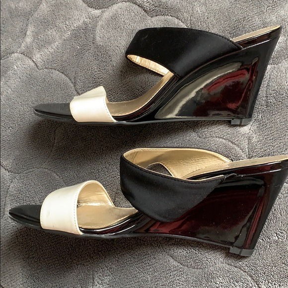 Bandolino patten leather heel wedges, white strap - Picture 5 of 7